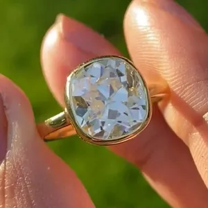 Anillo de compromiso Tishya Diamond de 4.30 quilates con moissanita de laboratorio de corte cojín, estilo mina antigua, engaste de bisel, certificado IGI, oro amarillo macizo de 14k - Product Image 3