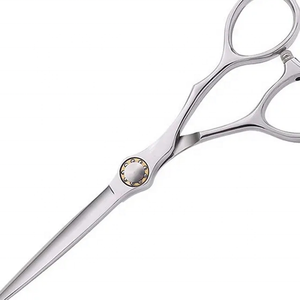 กรรไกรตัดผมมืออาชีพคุณภาพสูง ขนาด 6.5 นิ้ว ผลิตจากเหล็กกล้าไร้สนิมญี่ปุ่น 4Cr13 ด้ามจับยางสำหรับคนถนัดขวา 28 ฟัน - Product Image 3