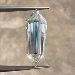 Diamante Cultivado en Laboratorio con Corte Antiguo Tipo Daga |   Diamante pulido con corte baguette cónico |   Anillo de compromiso con diamante suelto de efecto centro azul - Product Image 3