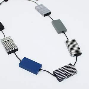 Collier en perles de bois et résine faites à la main, inspiré des tendances, pour un style moderne et décontracté, bijoux artisanaux, assortiments de perles - Product Image 6