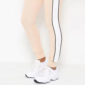 Ensemble de survêtement en polaire beige pour femme, deux pièces, avec haut court à capuche et pantalon de jogging assorti, coupe régulière, style sportif respirant pour l'hiver - Product Image 4