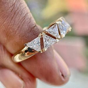 Anillo de media eternidad con diamante triangular de 1.52 quilates cultivado en laboratorio, con oro amarillo de 14 quilates, para regalo de promesa de matrimonio para novias - Product Image 5