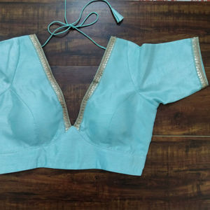 Chemisier de sari bleu clair avec bordure en sequins - Product Image 1