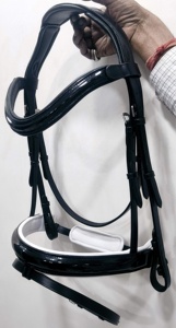 Belle bride d'équitation en cuir Waymouth avec têteuse anatomique et peitoral rembourré blanc doux - Product Image 4