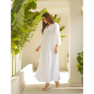 Vestido maxi bohemio de lino y algodón blanco con botones, estilo capas, caída fluida y ajuste relajado para mujer. - Product Image 2