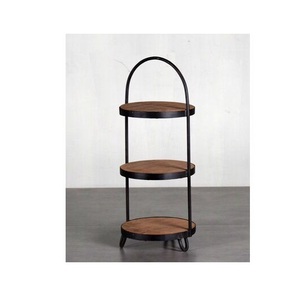 Support à gâteau en métal exclusif pour la présentation de desserts, idéal pour les célébrations et la présentation sur table, avec un service et un présentoir élégants - Product Image 3
