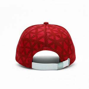 Casquette de baseball personnalisée en tissu blanc et rouge avec impression par sublimation, style sportif urbain, design triangulaire moderne à 6 panneaux, vente en gros - Product Image 4