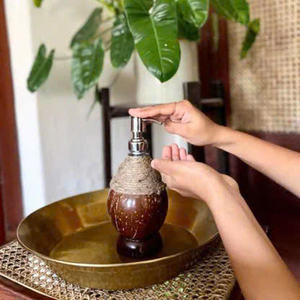 Dispensador de Jabón Líquido Duradero de Cáscara de Coco para Uso en Hoteles y Spas - Product Image 3