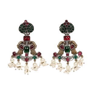 Boucles d'oreilles pendantes bohèmes en laiton motif paon et fleur, serties de perles, plaqué argent antique, cadeau pour elle, style Rajasthan - Product Image 1