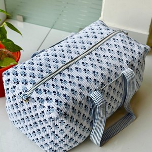 กระเป๋าผ้าฝ้ายลายดอกไม้สีน้ำเงินแบบมีซิป  ขนาดใหญ่  สำหรับเดินทางช่วงสุดสัปดาห์ - Product Image 1