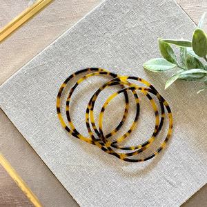 Fournisseur d'accessoires modernes, grossiste en bijoux fantaisie, fabricant de bracelets pour femmes, bracelets en acrylique en gros, artisanat en résine coloré - Product Image 2