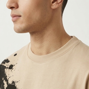 T-shirt streetwear beige neutre pour homme avec art abstrait à l'encre noire et design graphique contemporain - Product Image 4