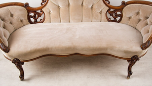 Chaise longue de luxe en velours capitonné avec des motifs rococo classiques et des roulettes en laiton - Product Image 6