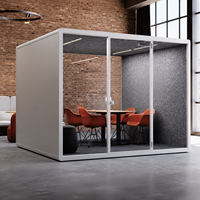 Pod de réunion de bureau rectangulaire moderne de grande taille avec façade en verre à cadre blanc, panneaux latéraux gris, table de réunion et chaises orange