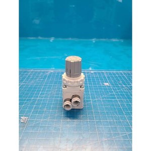 Régulateur de vide SMC IRV10A-C08, utilisé comme pièce détachée pour équipement semi-conducteur d'occasion - Product Image 2
