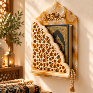 Support mural pour Coran en résine artisanale avec motif en treillis islamique et calligraphie arabe dorée, vente en gros OEM ODM - Product Image 1