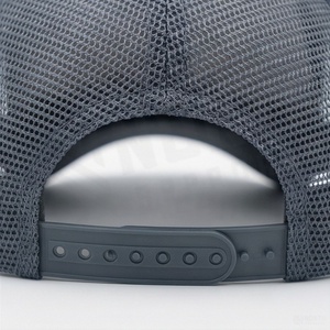 Casquette de camionneur grise réglable avec logo brodé géométrique sur le panneau avant, en tissu maillé, unisexe, décontractée - Product Image 6