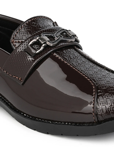 Mocassins à chaîne en cuir verni marron foncé de qualité supérieure pour garçons – Chaussures élégantes et confortables pour occasions formelles - Product Image 4