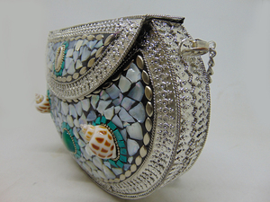 Bolso de mano bohemio para boda, hecho a mano, con mosaico de metal, perlas y conchas, forro de terciopelo y correa de cadena. - Product Image 4