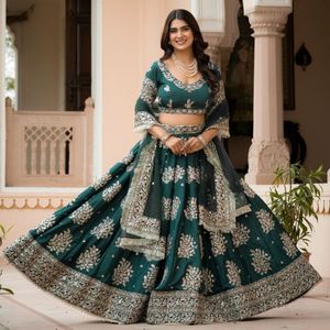 Conjunto de Lehenga de Crepé Francés Bordado Moderno en Verde Esmeralda, Dupatta Floral, Blusa con Cuello en V, Ropa de Fiesta de Boda para Mujer - Product Image 1