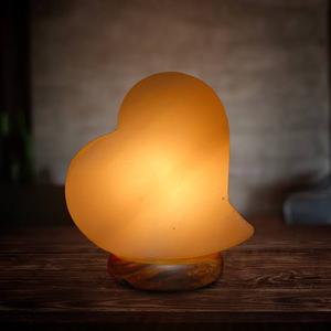 Lámpara de Sal Rosa del Himalaya Hecha a Mano de Alta Calidad con Forma de Corazón y Base de Madera - Product Image 6