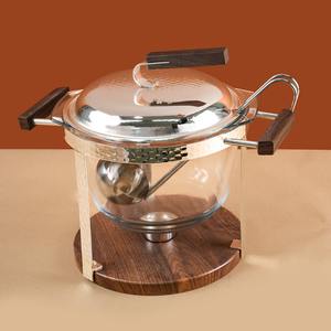 Soupière moderne en verre avec support en métal martelé et base en bois, chauffe-plat avec louche pour buffet de luxe et service traiteur - Product Image 1