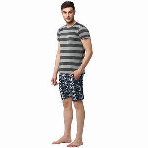 Ensemble décontracté d'été pour hommes - Couleur rouge, séchage rapide, design personnalisé, chemise et short non tissés pour jeunes - Product Image 2