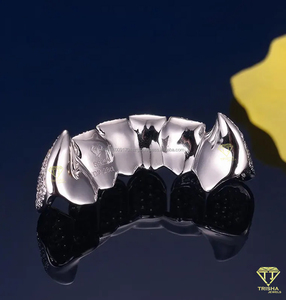 Grillz Personalizados de Plata con Moissanita VVS, Chapados en Oro Blanco, Estilo Fang, Totalmente Cubiertos de Piedras, Kit de Moldeo Gratuito, Regalo para Él - Product Image 4