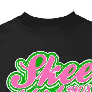 T-shirt brodé noir à manches courtes et col rond pour femme avec emblème coloré sur la poitrine, haut décontracté en coton, vêtement de mode en gros - Product Image 5