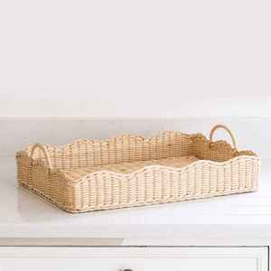 Plateau rectangulaire en rotin tressé artisanal à bord ondulé, panier de rangement fait main avec bord festonné et poignées en boucle pour table - Product Image 1