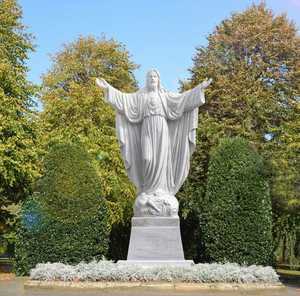Estatua de mármol blanco de Jesús Cristo con brazos abiertos sobre un pedestal, disponible a precios de mayorista. - Product Image 1