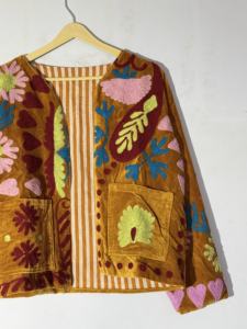 Chaqueta suzani hecha con amor en India, elaborada por artesanos locales en Jaipur, Rajasthan. - Product Image 5