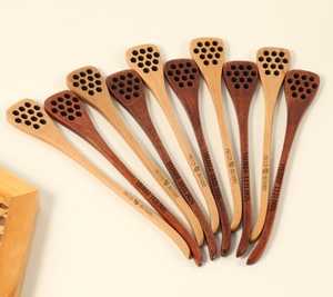 Bâtonnet à miel en bois fait main gravé avec un nom, distributeur de miel en bois naturel, ustensile de cuisine - Product Image 5