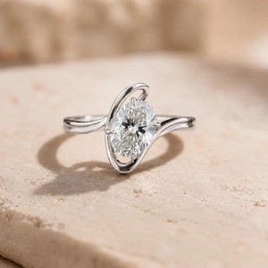 Bague de fiançailles et de mariage en argent sterling 925 avec moissanite ovale, style East West - Product Image 3