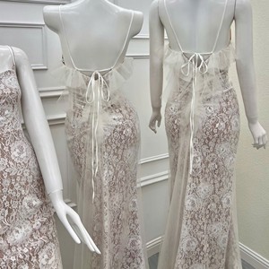 Robe de soirée élégante en dentelle, coupe fourreau, longueur ras du sol, bretelles spaghetti, motif floral ajusté, doublure en mousseline - Product Image 3