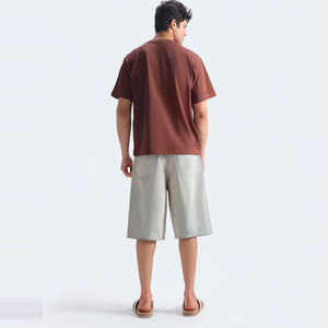 เสื้อยืดผู้ชายคุณภาพสูง ผ้าเรียบ ราคาโรงงานถูก ใส่สบายสำหรับฤดูร้อน รับผลิตตามแบบ OEM ระบายอากาศได้ดี ผลิตจากโพลีเอสเตอร์/คอตตอน - Product Image 6