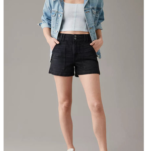 Shorts de mezclilla negros de moda estilo boyfriend al por mayor para mujer, jeans de cintura alta de algodón con doble botón y dobladillo liso - Product Image 2
