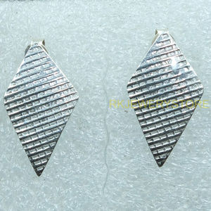 Pendientes de Plata Hechos a Mano con Forma de Diamante Texturizado para Mujer, Pendientes Geométricos Minimalistas, Joyería Moderna para Regalo - Product Image 5