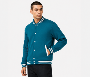 Chaqueta universitaria hecha con materiales duraderos y un ajuste cómodo que ofrece un estilo atemporal para un estilo de vida activo, informal y a la vanguardia de la moda. - Product Image 1