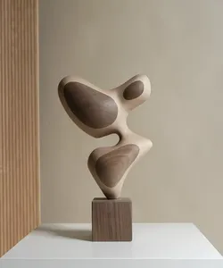 Grande sculpture en bois inspirée du patrimoine culturel pour la décoration d'entrée de maison, avec une touche antique et un charme rustique. - Product Image 4