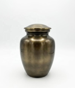 Urne antique élégante, design dôme lisse, récipient commémoratif en métal avec finition laiton chaud et couvercle décoratif sécurisé - Product Image 3