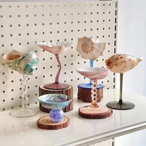 El elegante patrón de una copa de vino con diseño de conchas marinas refleja la luz de manera hermosa, creando un efecto visual brillante. - Product Image 4