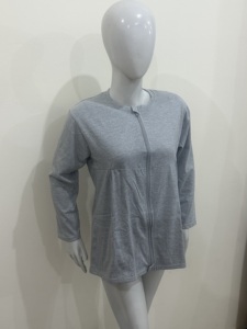 Chemise de récupération post-mastectomie pour femme avec fermetures éclair, poches de drainage et attaches pour maintenir les tubes de drainage, mélange polyester/coton - Product Image 2
