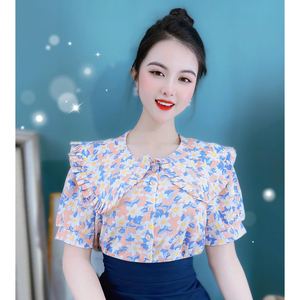 Blusa al por mayor para mujer con estampado floral, cuello plisado con volantes, manga corta y botones frontales, ideal para uso diario en la oficina y tiendas minoristas. - Product Image 4