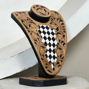 Expositor de Joyería de Cuero Genuino Hecho a Mano con Diseño Floral Grabado y Patrón de Tablero de Ajedrez, Super Septiembre - Product Image 4