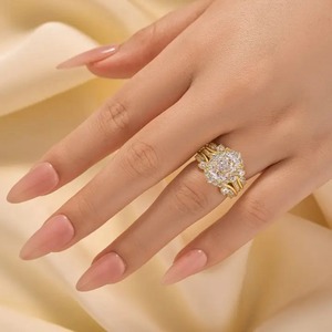Nouvelle Collection Bague de Fiançailles et de Mariage de Luxe en Or Jaune, Moissanite 925 de 3,5 Carats Taille Radiant, Sertie 4 Griffes, avec Insert Halo Vintage - Product Image 3