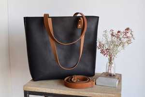 กระเป๋าถือหนังแท้สำหรับผู้หญิง ทำมือ สีพื้น พิมพ์โลโก้ตามสั่ง กระเป๋าสะพายไหล่ แฟชั่นผู้หญิง รุ่น LTB-0313 - Product Image 3