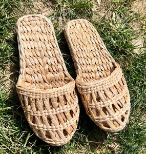 Pantuflas de Paja Tejidas a Mano: Calzado Ecológico para el Hogar - Product Image 2