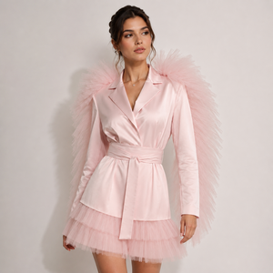 Robe mini blazer en satin rose de luxe pour femmes avec détails en plumes de tulle |   Robe de soirée tendance - Product Image 1