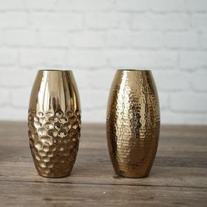 Siluetas de jarrones de metal dorado inspirados en calabazas orgánicas: una suave curva asimétrica, una forma de reloj de arena voluminosa y un cuello estriado alargado. - Product Image 5
